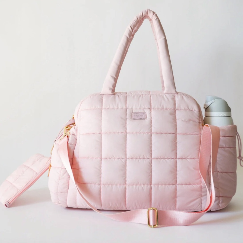 Augustnoa The Weekender Duffle Bag in Baby Pink